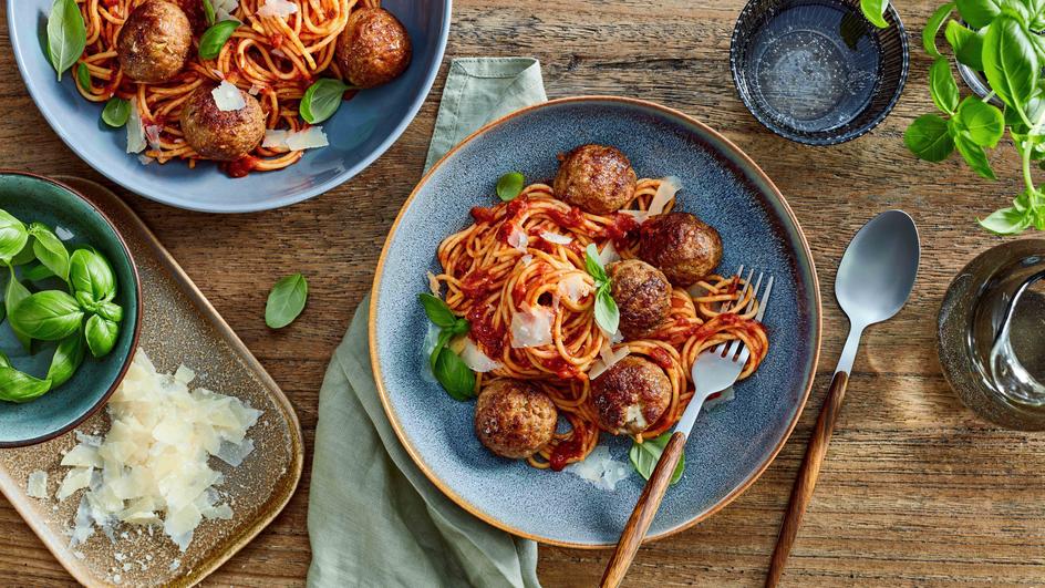 Spaghetti mit Meatballs in Tomatensoße