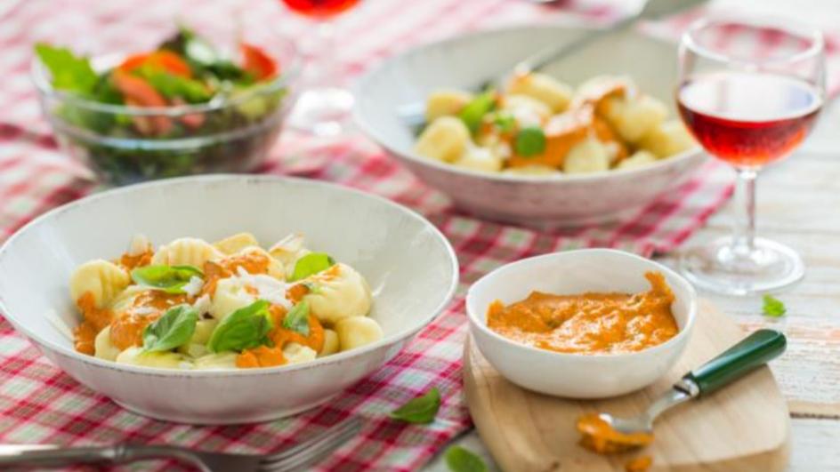 Parmesangnocchi mit Paprikapesto