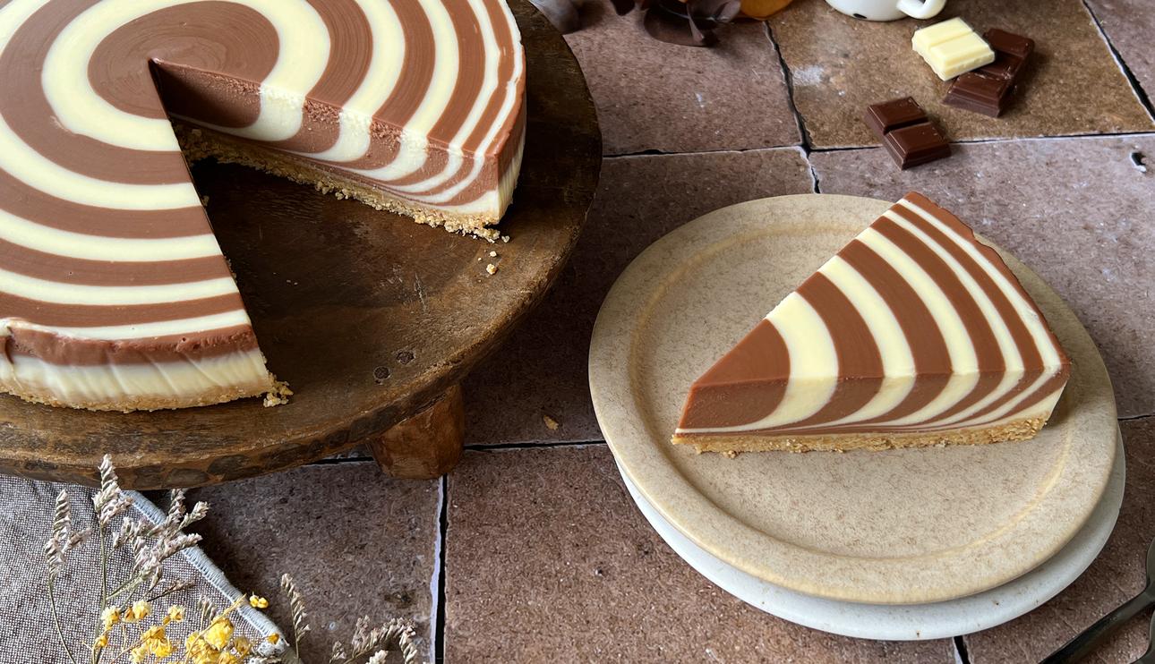 Tarta cebra de queso con chocolate con leche y chocolate blanco