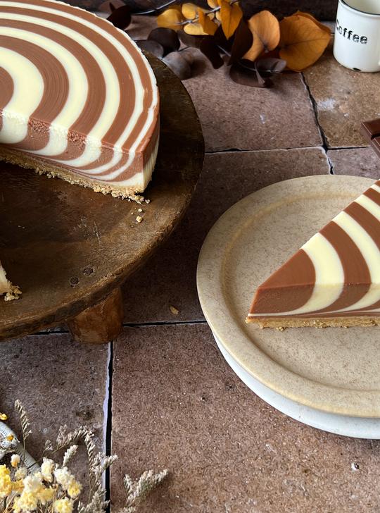 Tarta cebra de queso con chocolate con leche y chocolate blanco