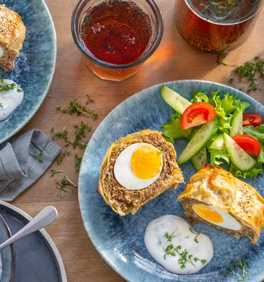 Mini-Hackbraten mit Ei und Kresse-Dip