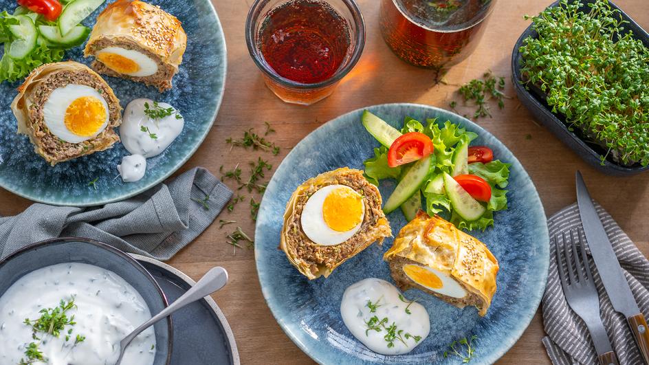 Mini-Hackbraten mit Ei und Kresse-Dip