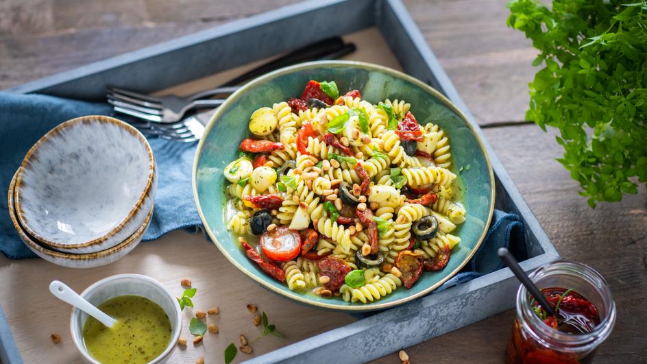 Mediterraner Pastasalat mit getrockneten Tomaten, | thomy.de