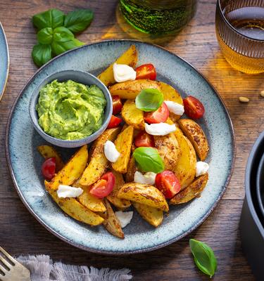 Knusprige Kartoffeln in der Heißluftfritteuse mit Avocado-Pesto