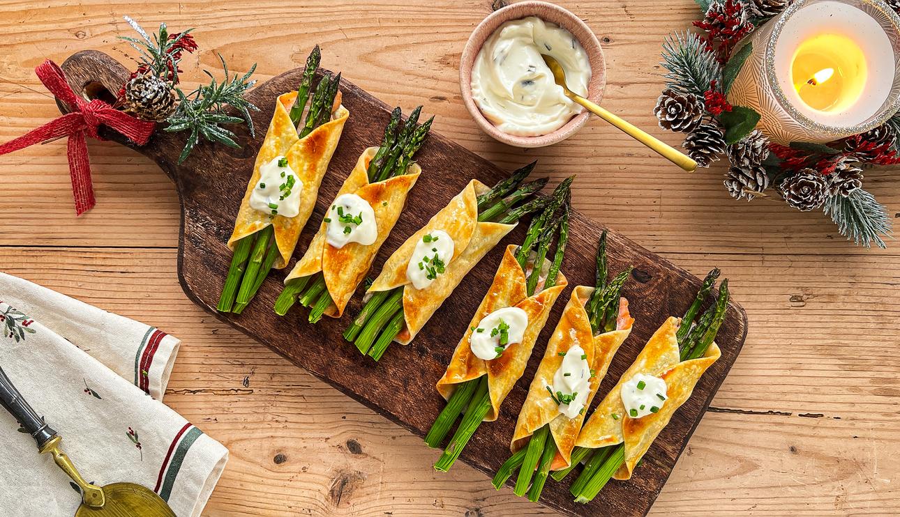 Rollitos de salmón ahumado con espárragos y salsa tártara