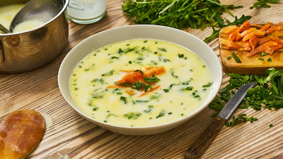 Spargelcreme-Suppe mit Rucola und Lachs