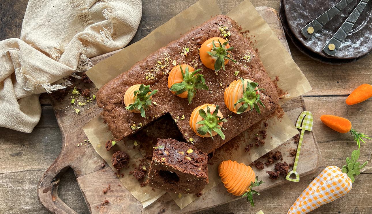 Huerto de brownie con pistachos y fresas