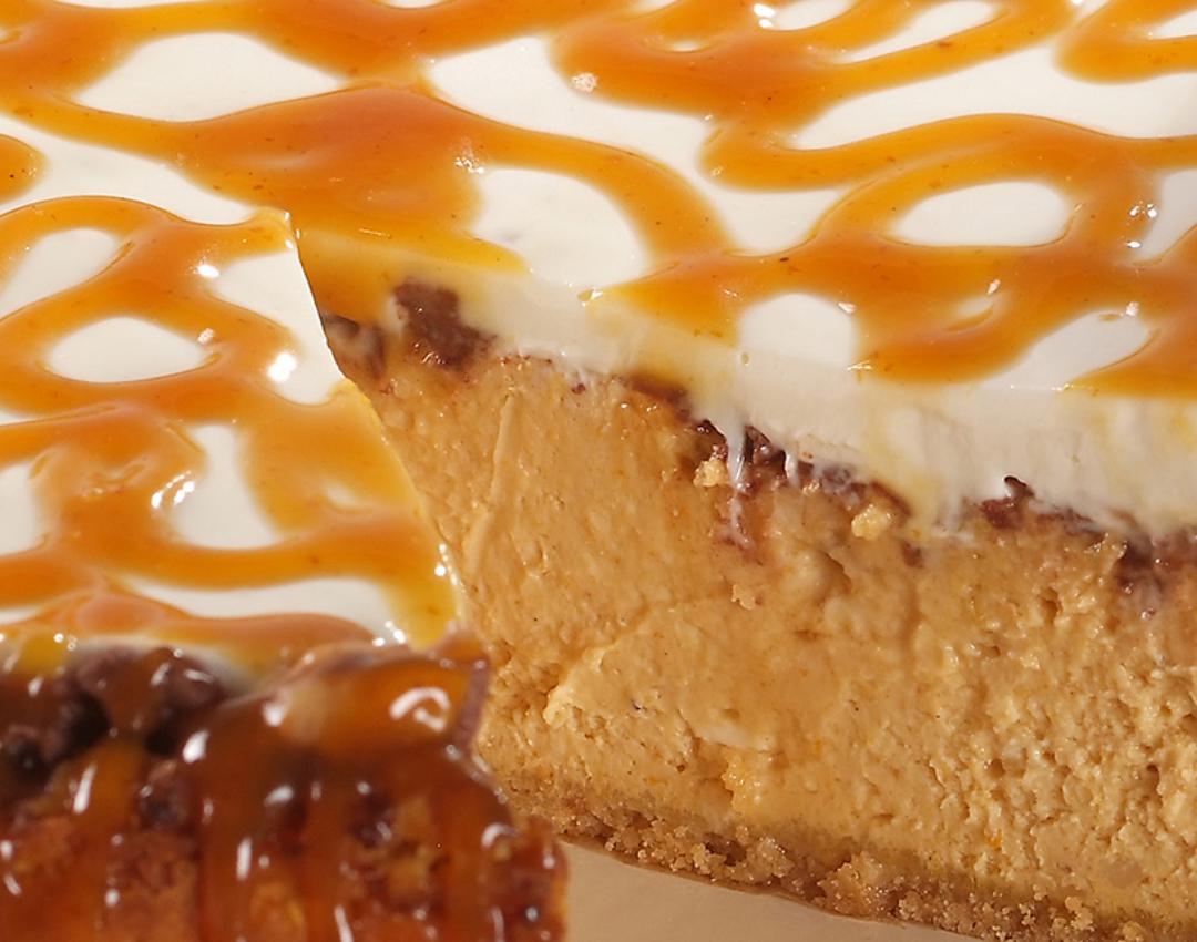 https://images.aws.nestle.recipes/resized/3d958fc4277e2fc7bf43fa38539d86bd_pumpkin_toffee_cheesecake_long_left_1080_850.jpg