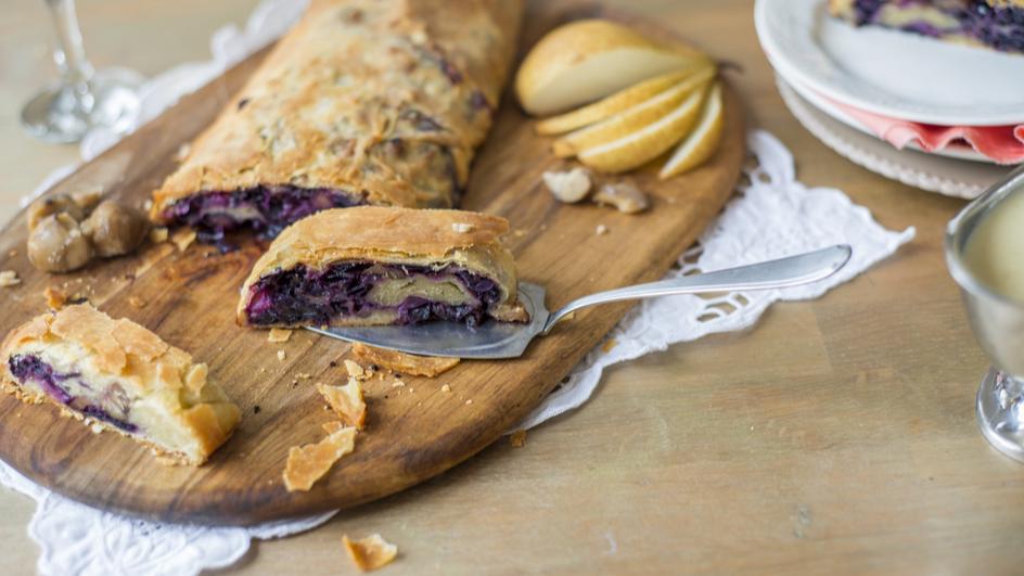 Rotkohl-Strudel mit Käsesauce