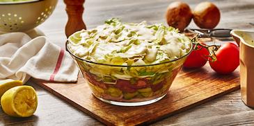 Schichtsalat mit Mayo-Meerrettichsauce