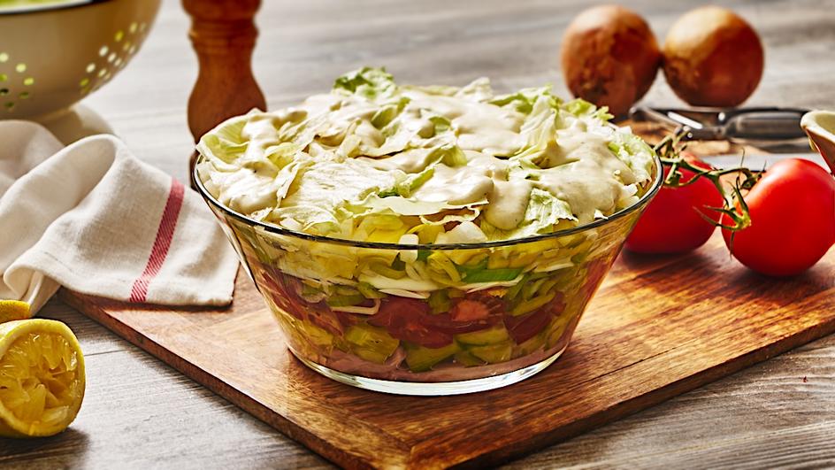 Schichtsalat mit Mayo-Meerrettichsauce