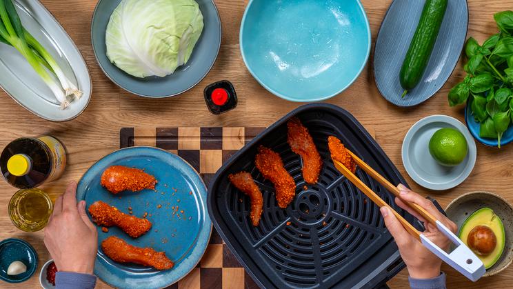 Chicken Nuggets im Airfryer mit Green Goddess Salat