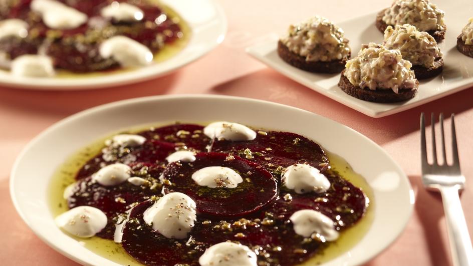 Rote-Bete-Carpaccio mit Matjestatar und Meerrettichschaum