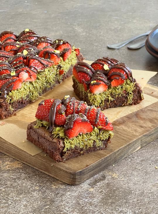 Brownie de chocolate Dubái y fresas