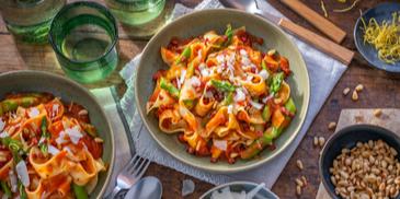 Pasta mit grünem Spargel in Tomatensauce
