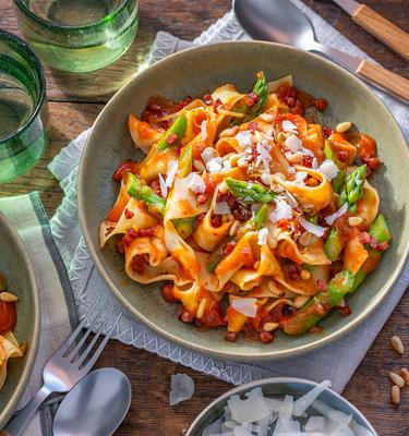 Pasta mit grünem Spargel in Tomatensauce