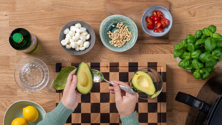 Knusprige Kartoffeln in der Heißluftfritteuse mit Avocado-Pesto