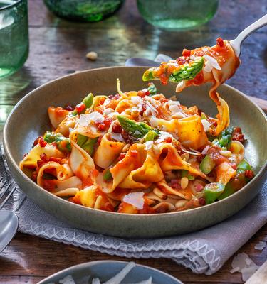 Pasta mit grünem Spargel in Tomatensauce