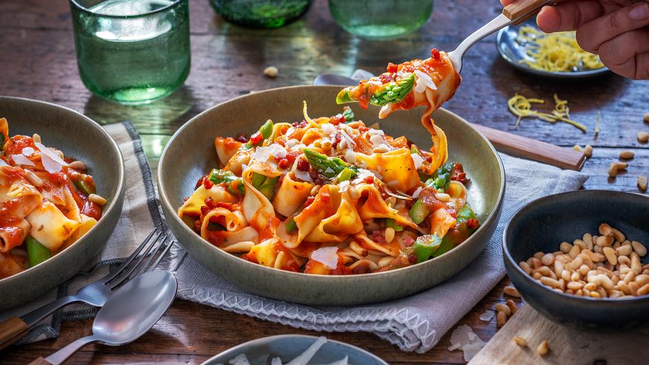Pasta mit grünem Spargel in Tomatensauce