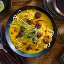 Kürbis-Kokos-Suppe mit Hackbällchen