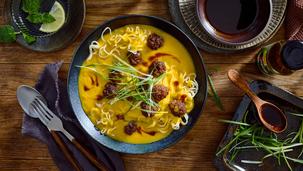 Kürbis-Kokos-Suppe mit Hackbällchen