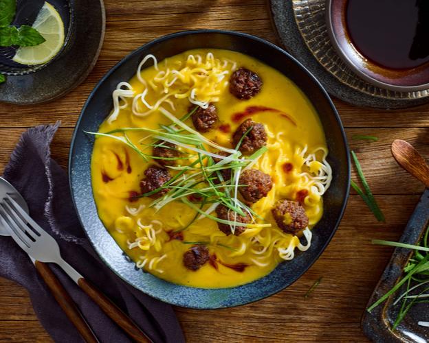 Kürbis-Kokos-Suppe mit Hackbällchen