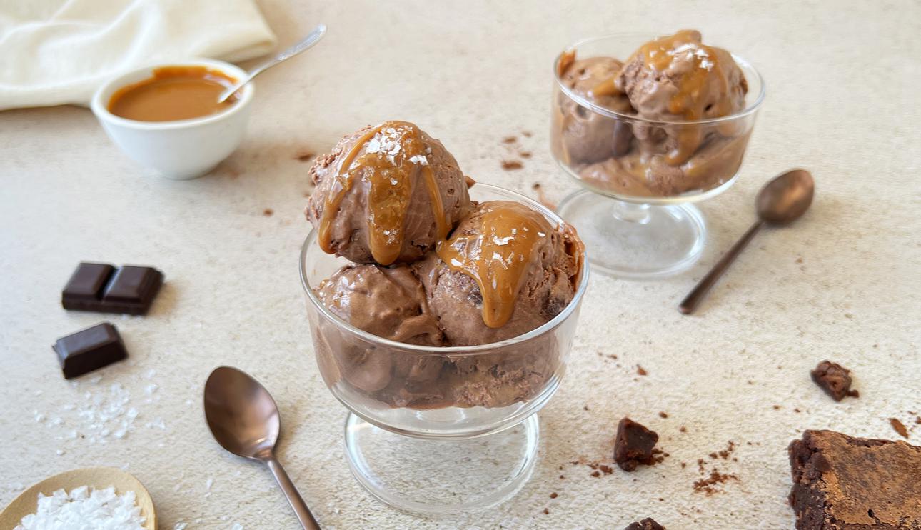 Helado de chocolate y caramelo salado