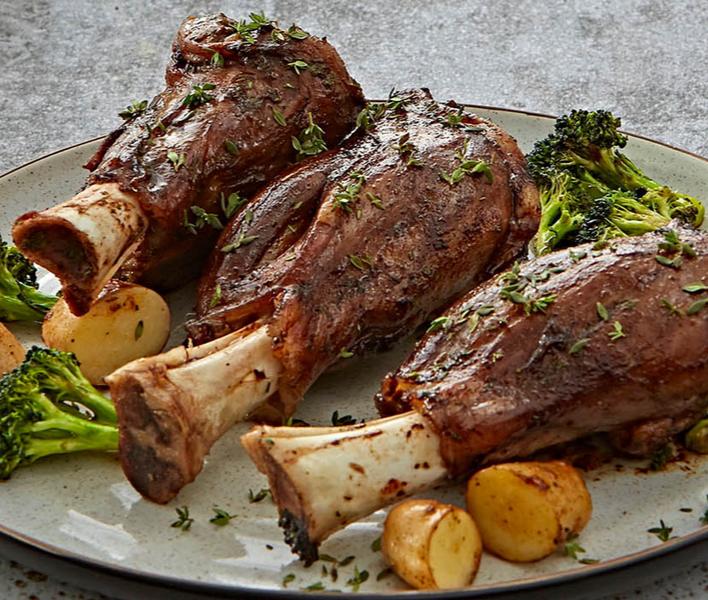 https://images.aws.nestle.recipes/resized/50fdb2ebf5309ae73207c27cb8eb0164_baked_lamb_shanks_with_vegetables_708_600.jpg