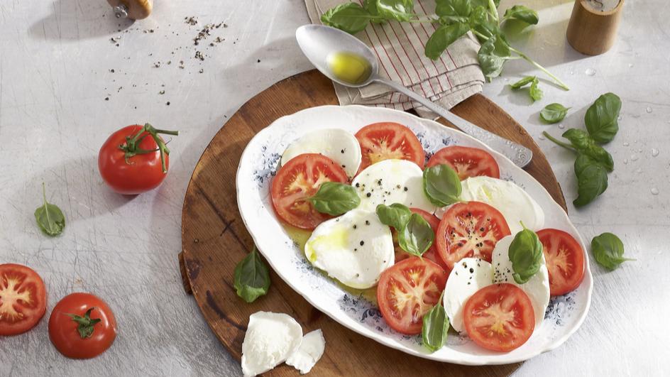 Insalata Caprese mit Tomaten und Mozzarella