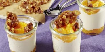 Vegane Orangencreme mit Walnusskrokant