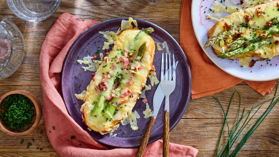 Gefüllte Laugenstangen mit grünem Spargel