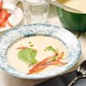 Grün-weiße Petersilienwurzel-Cremesuppe mit Schinkenchips