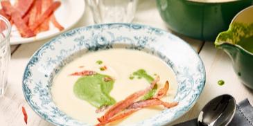 Grün-weiße Petersilienwurzel-Cremesuppe mit Schinkenchips