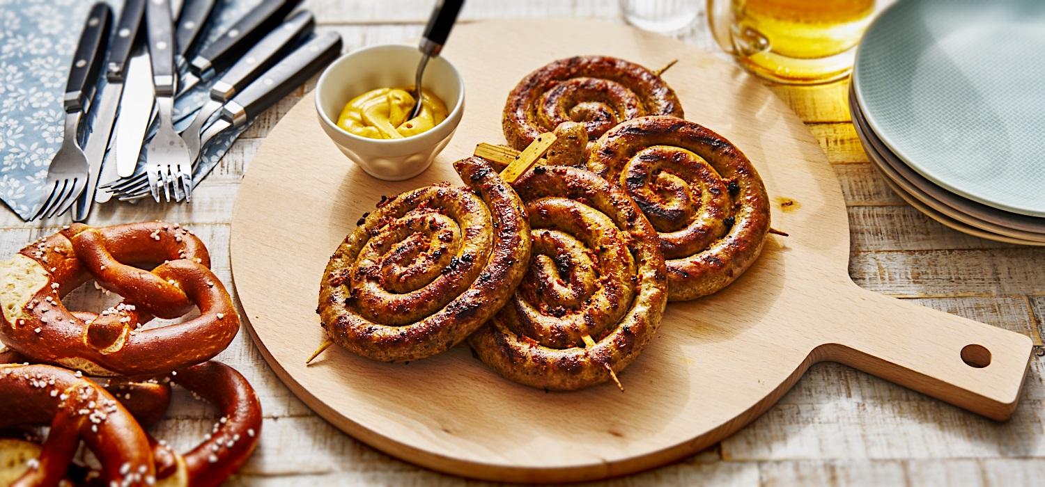 Gegrillte Bratwurstschnecken mit Senf