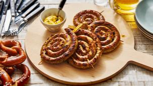 Gegrillte Bratwurstschnecken mit Senf