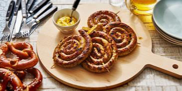 Gegrillte Bratwurstschnecken mit Senf
