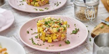 Lachstatar mit Avocado und Sesam