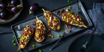 Gefüllte Auberginen mit schwarzem Reis und Feta