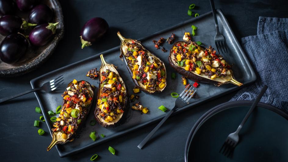 Gefüllte Auberginen mit schwarzem Reis und Feta