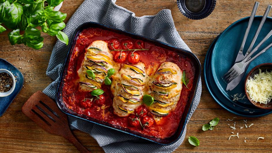 Hasselback-Hähnchen auf Tomatensugo