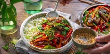 Teriyaki-Noodles mit Steakstreifen und Gemüse
