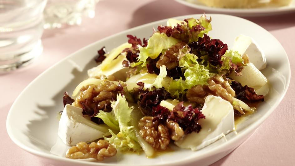 Birnensalat mit Walnüssen und Camembert