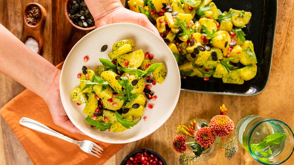 Kartoffelsalat mit Kräuter-Dressing und Granatapfel