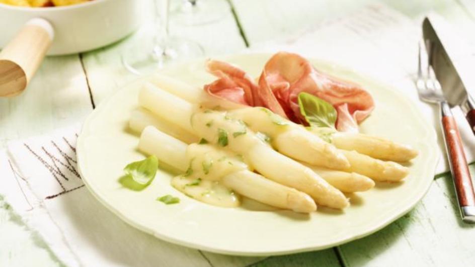 Spargel mit leichter Parmesan-Basilikum-Hollandaise