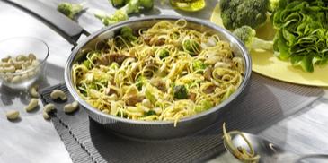 Cashew-Nudeln mit Brokkoli