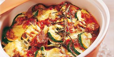 Zucchini mit Lamm im Römertopf