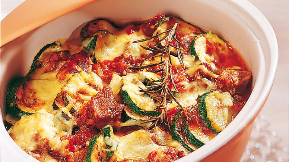 Zucchini mit Lamm im Römertopf