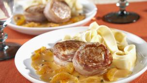 Schweinefilet im Speckmantel mit pfeffriger Aprikosen-Sauce