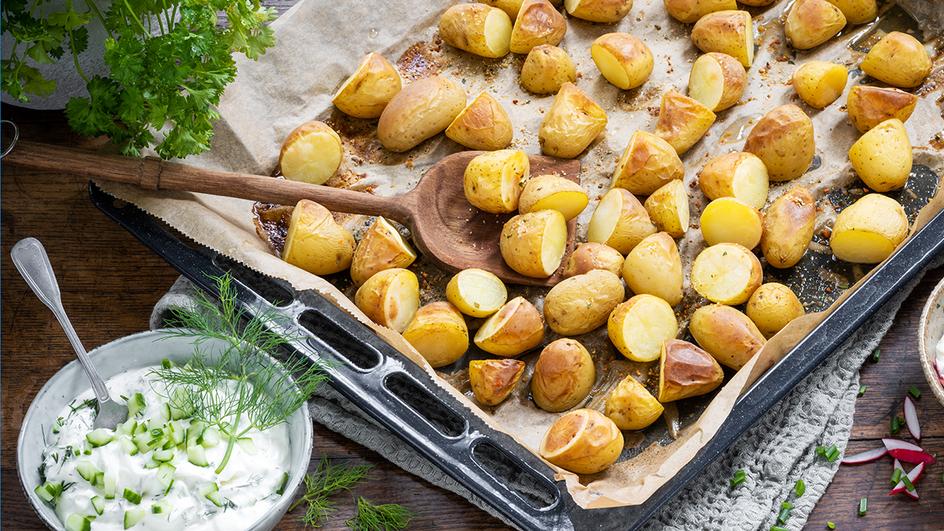 Blechkartoffeln mit zweierlei Gemüsedip