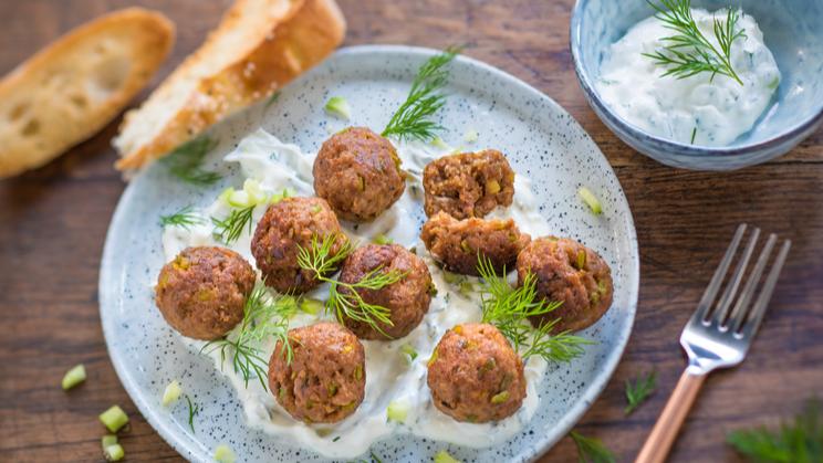 Pirasa Köftesi - Lauch-Hackbällchen mit Dip | maggi.de